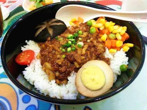 油膩網(wǎng)紅嘔隔夜飯,隔夜飯背后的辛酸歷程