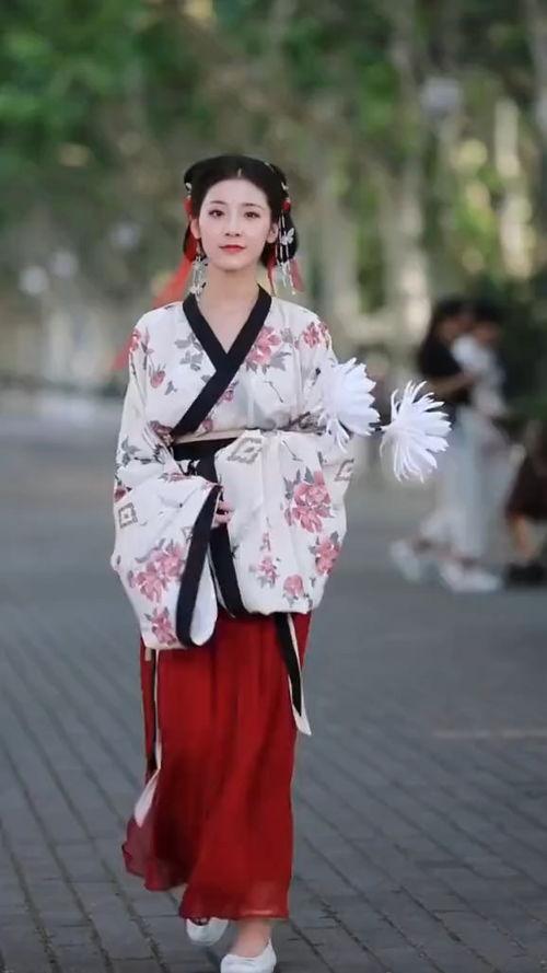 美女網(wǎng)紅和服街拍圖片,網(wǎng)紅和服街拍風(fēng)采展示