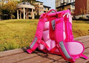 網(wǎng)紅書包送小書包,傳遞愛心送出小書包溫暖行動(dòng)